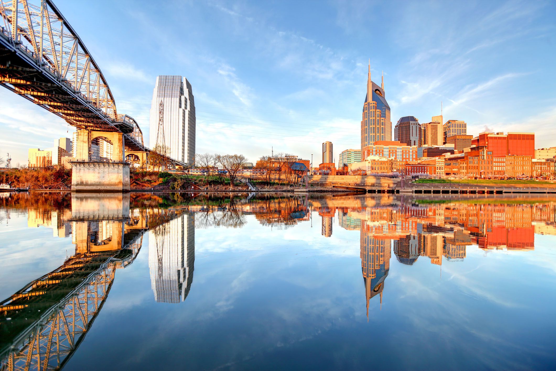 nashville skyline along the cumberland river