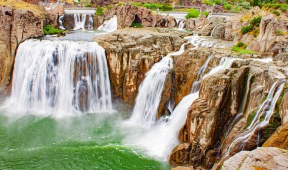 wide view of shoshone falls idaho