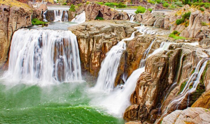 wide view of shoshone falls idaho