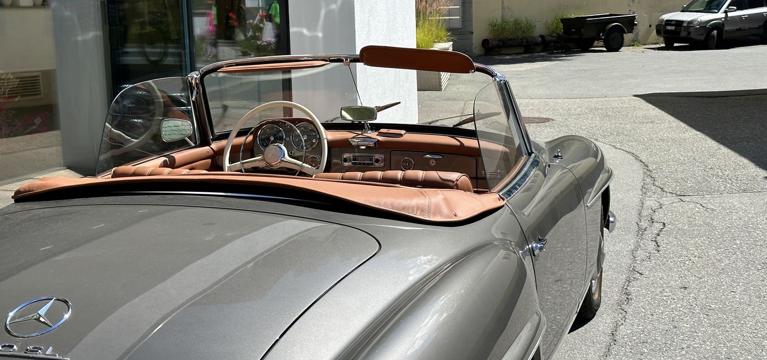 Golden metallic Mercedes Benz Oldtimer convertible 190 SL