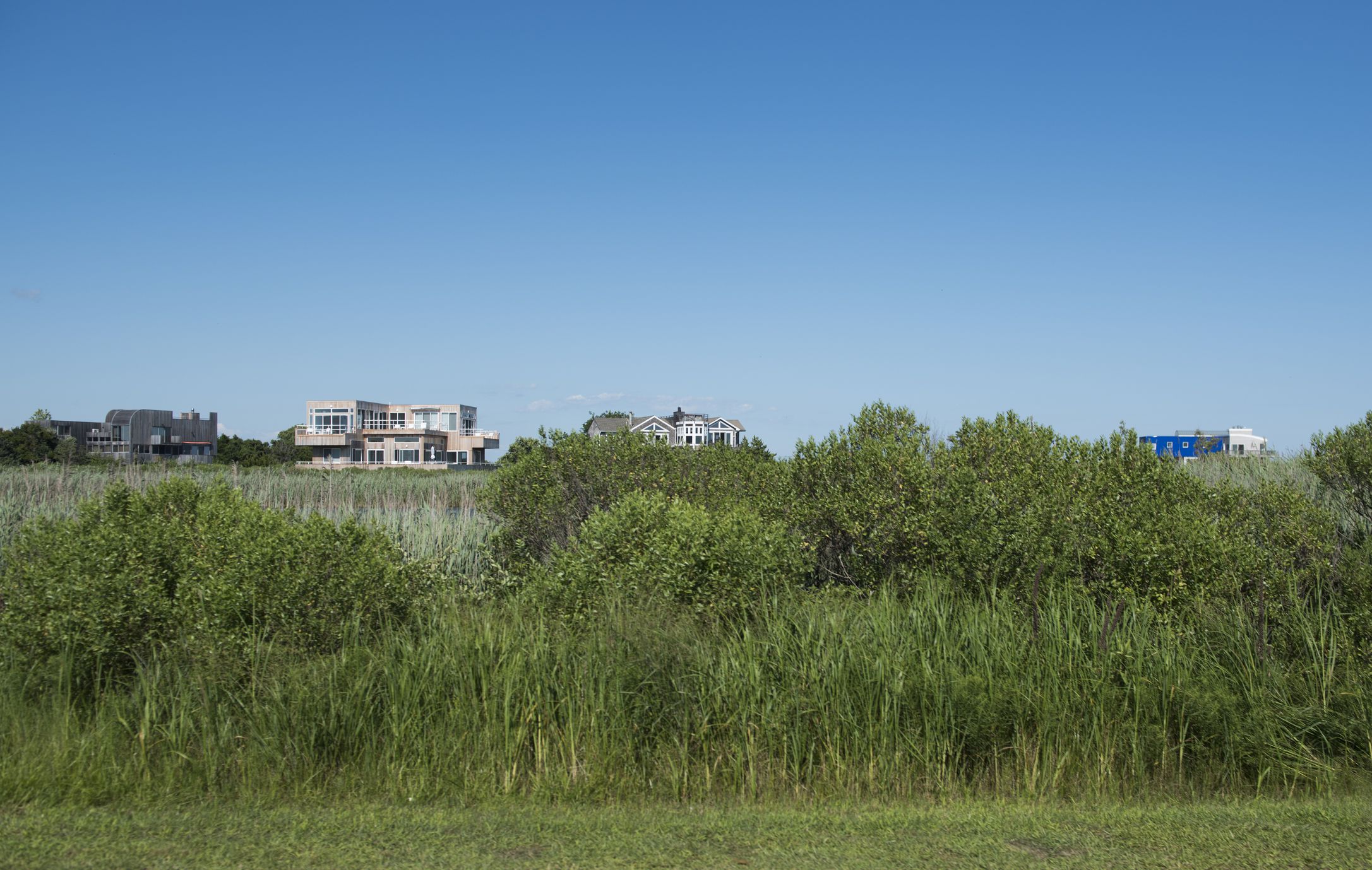 Houses near Sagaponack beach, Bridgehampton, New York, USA