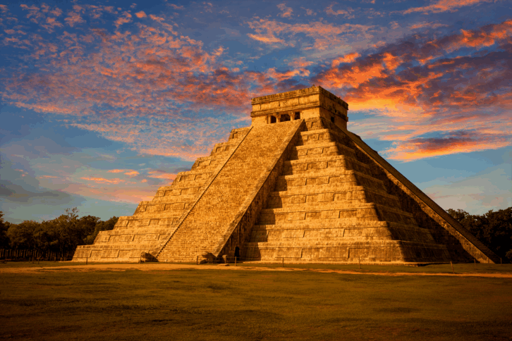 El Castillo (Kukulkan Temple) of Chichen Itza at sunset, Mexico