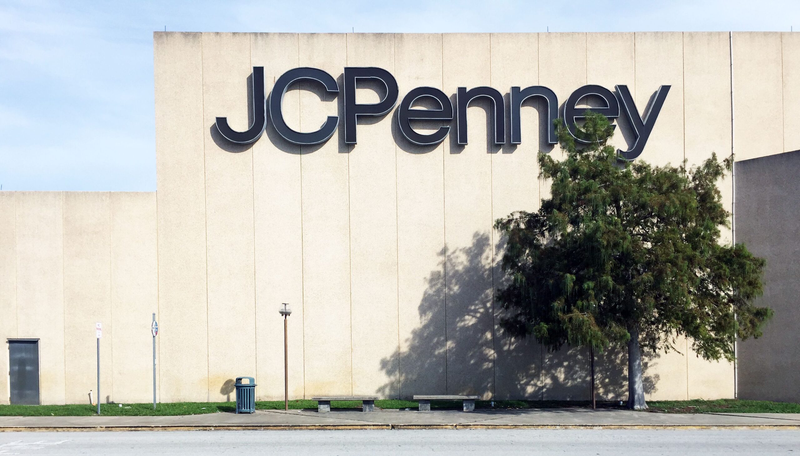 Daytona Beach, Florida-January 22, 2018: Exterior of an older JC PEnney department store. Penney's is falling behind the online retailing revolution.
