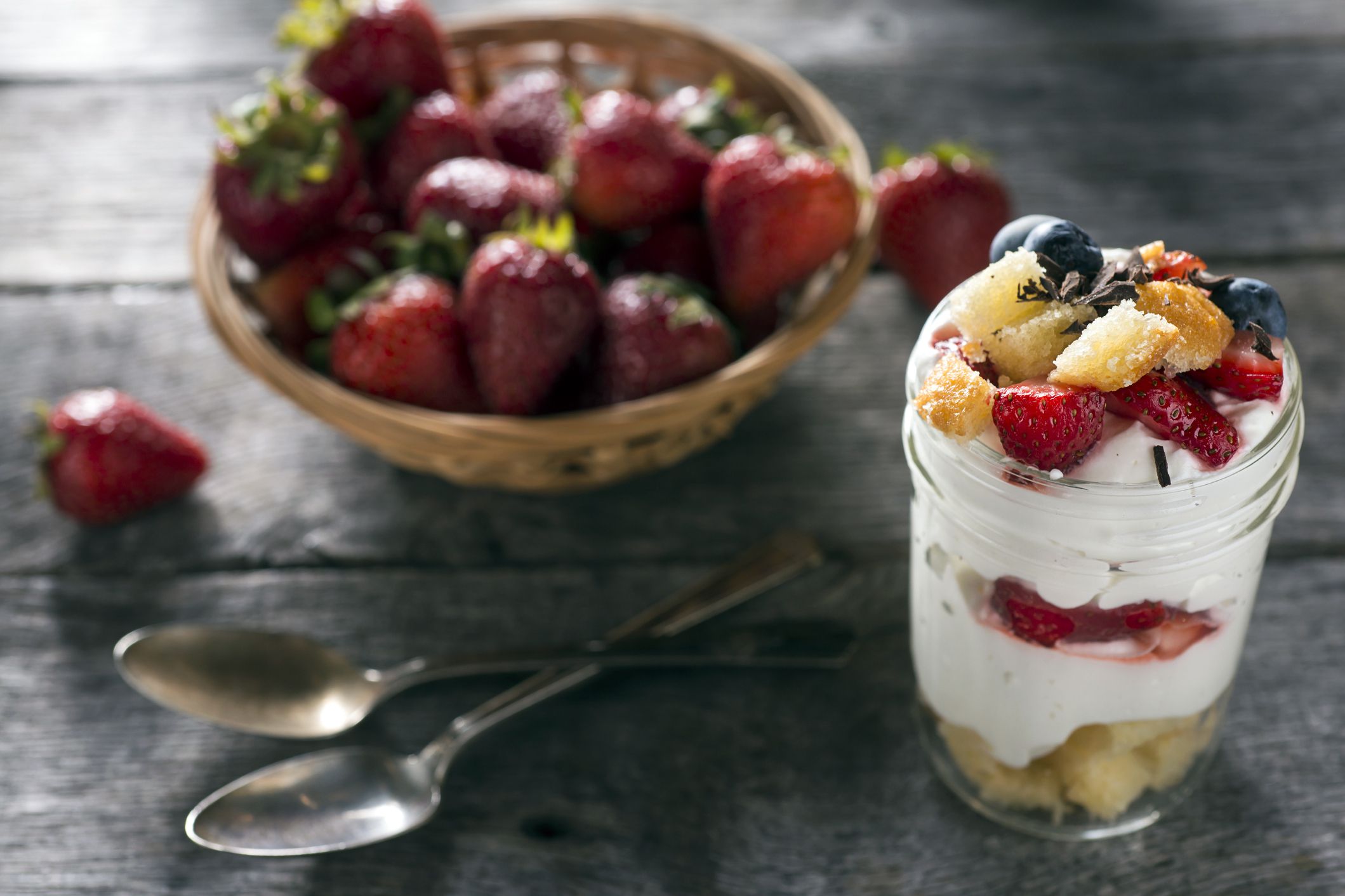 strawberry blueberry cake parfait