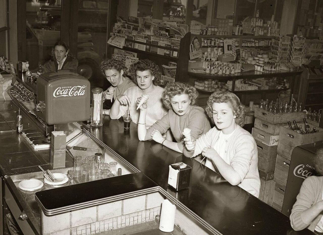 Soda Fountain Girls 1945