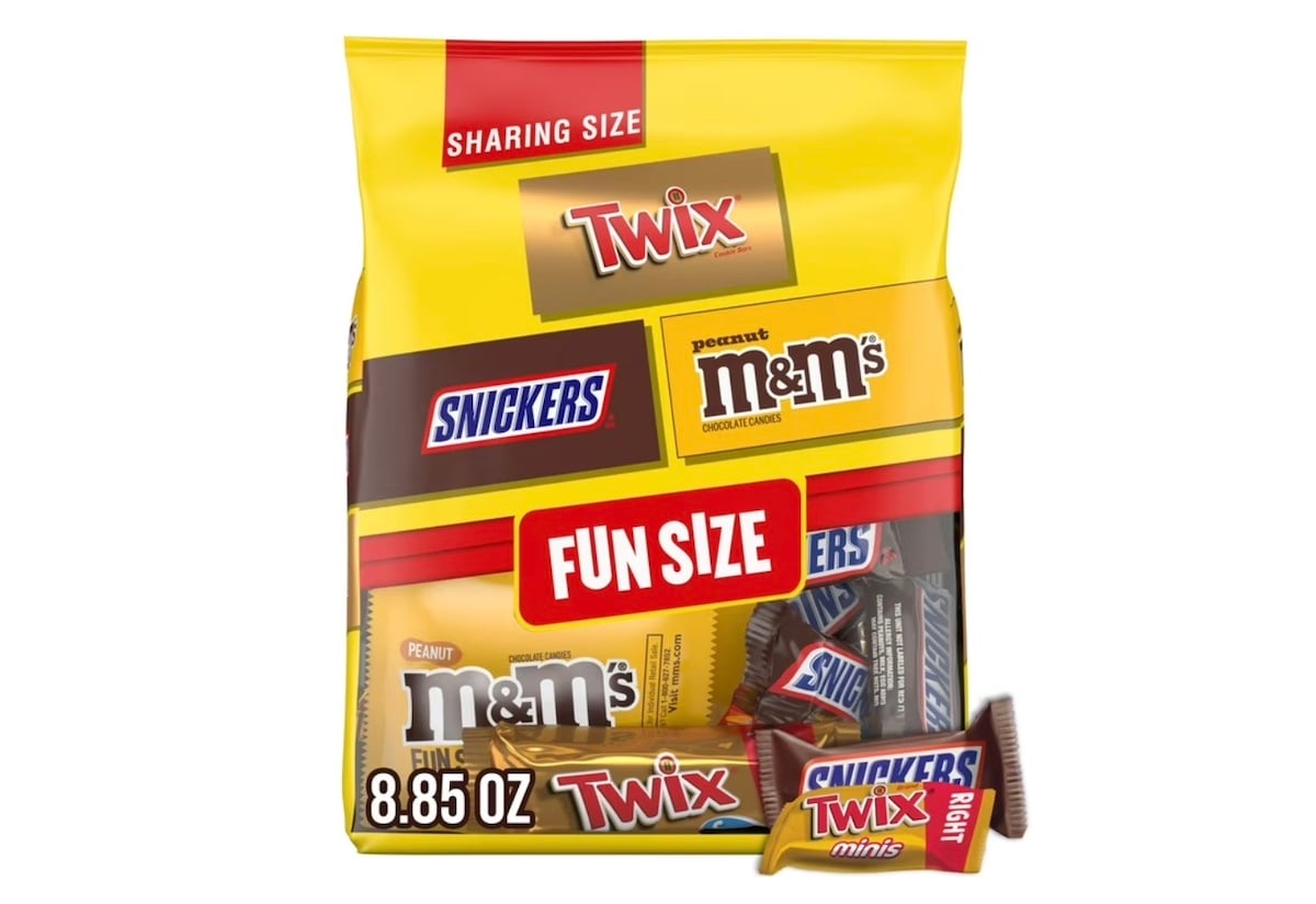 A yellow bag labeled "Sharing Size" contains fun-size packs of Twix, Snickers, Peanut M&M's, and Snickers minis, with a total weight of 8.85 oz shown at the bottom left.
