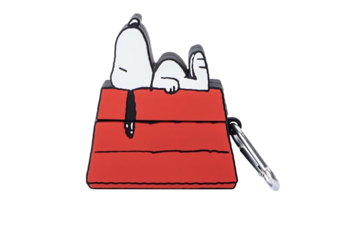 A keychain shaped like Snoopy lying on top of his red doghouse, with a silver clasp attached, isolated on a white background.