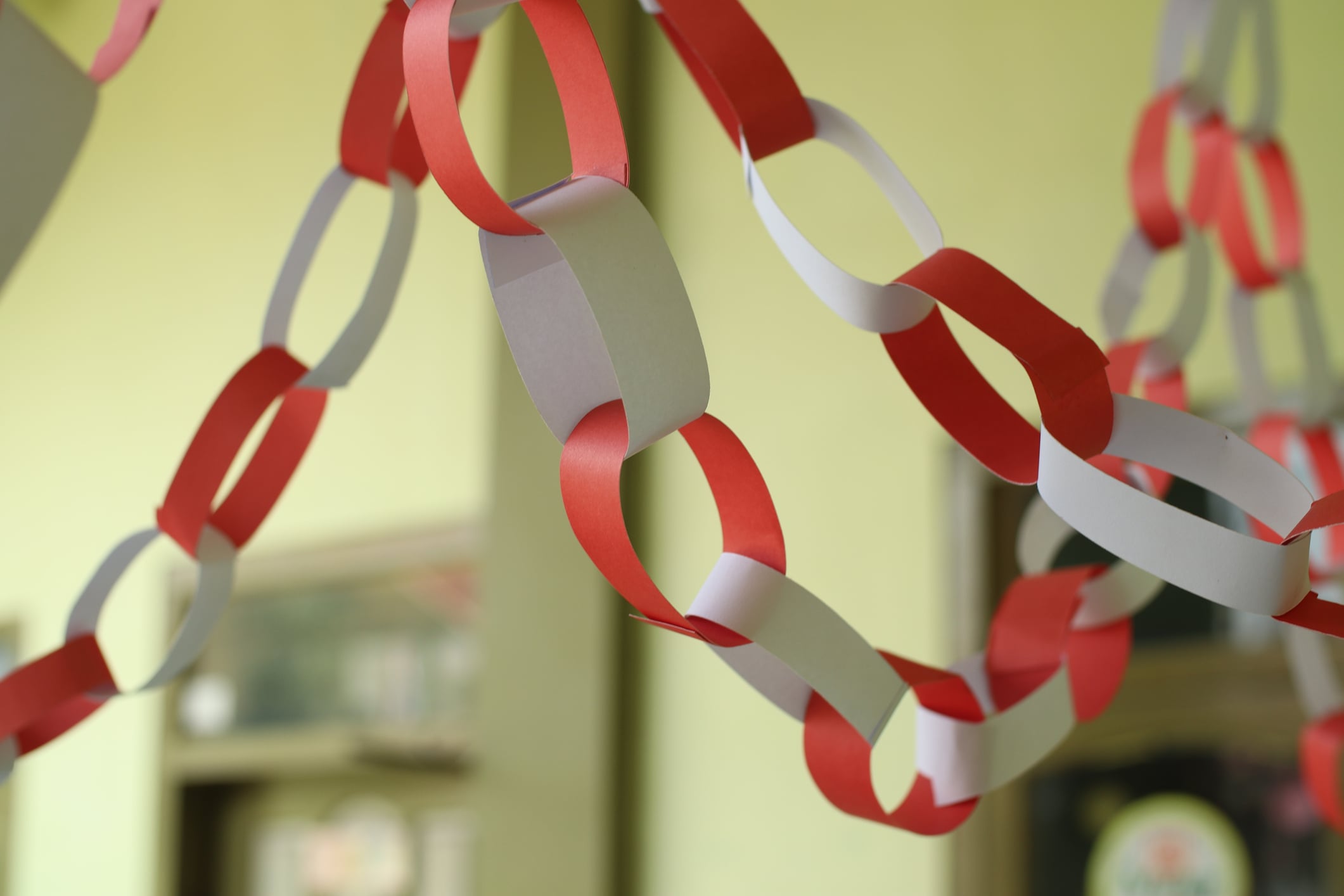 A festive chain made of interlocking red and white paper loops. holiday traditions boomers remember