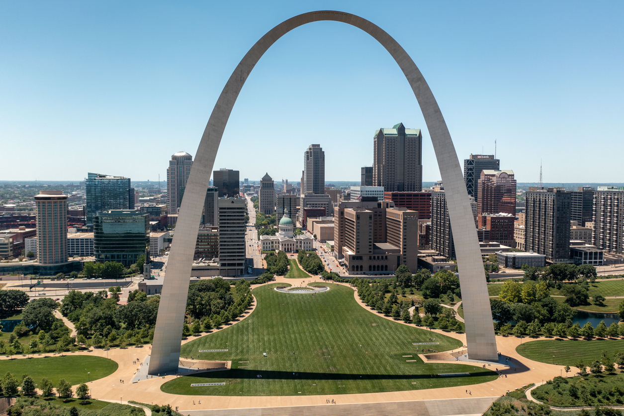 The Gateway Arch frames a view of the St. Louis skyline and the Old Courthouse.