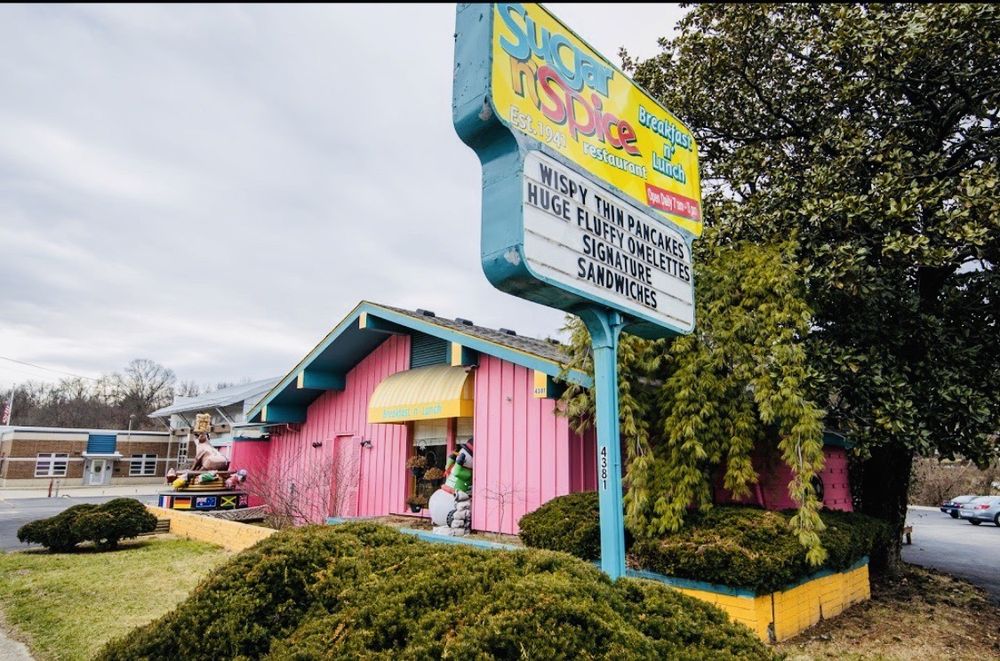 Sugar N’ Spice restaurant building with a large street sign advertising pancakes, omelettes, and sandwiches.